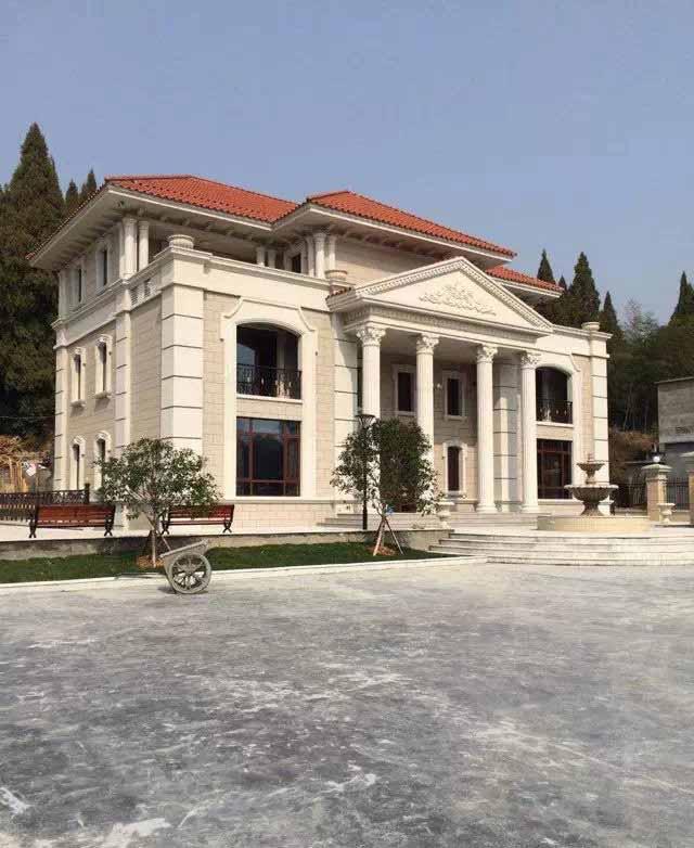 別墅配上歐式構(gòu)件檔次就高了, 沒幾百萬下不來！