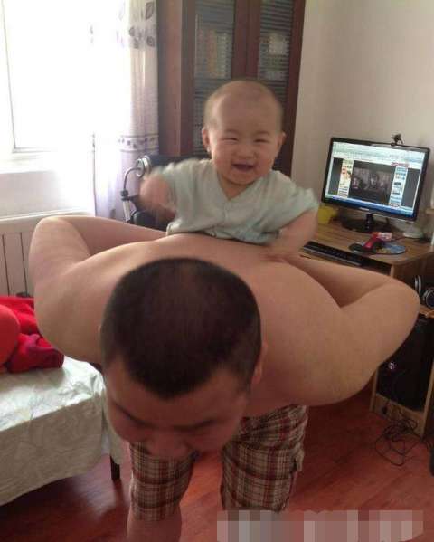 小岳岳都這么豪了? 曾經(jīng)的炸醬面館服務(wù)員現(xiàn)住在北京大別墅 沒白跟郭德綱