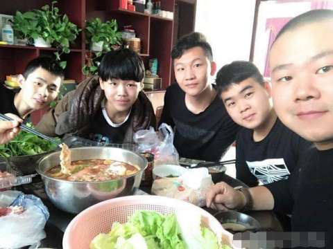 小岳岳都這么豪了? 曾經(jīng)的炸醬面館服務(wù)員現(xiàn)住在北京大別墅 沒白跟郭德綱