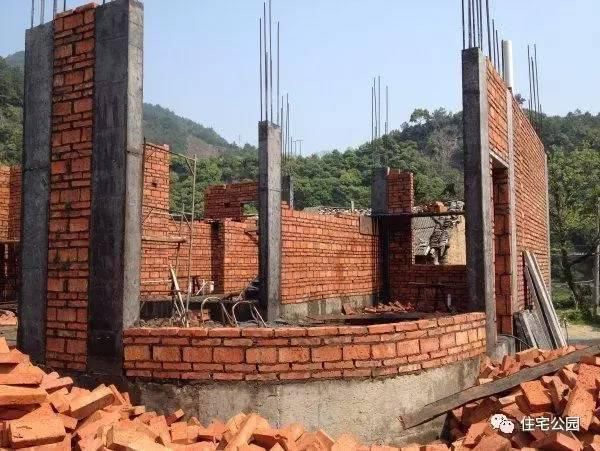 80后小伙30萬為父母建房養(yǎng)老，一不小心引潮流