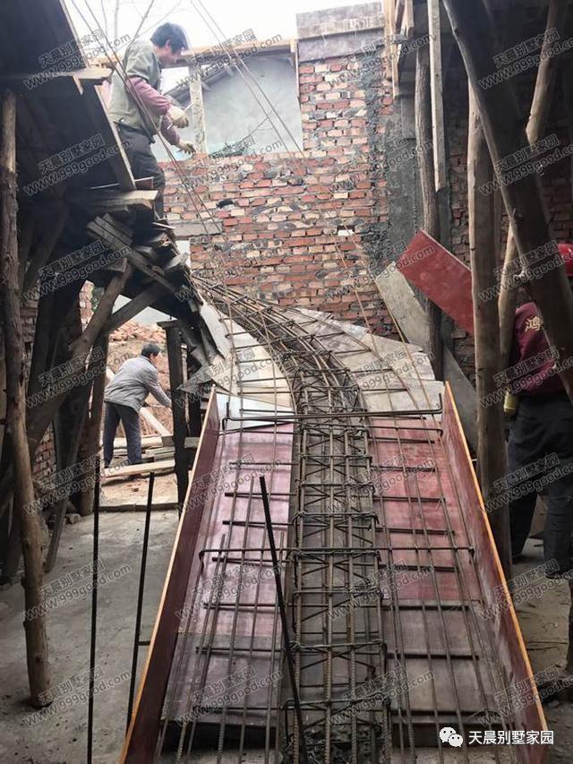 自從蓋了這套歐式別墅設計，親戚鄰居來的就勤了！