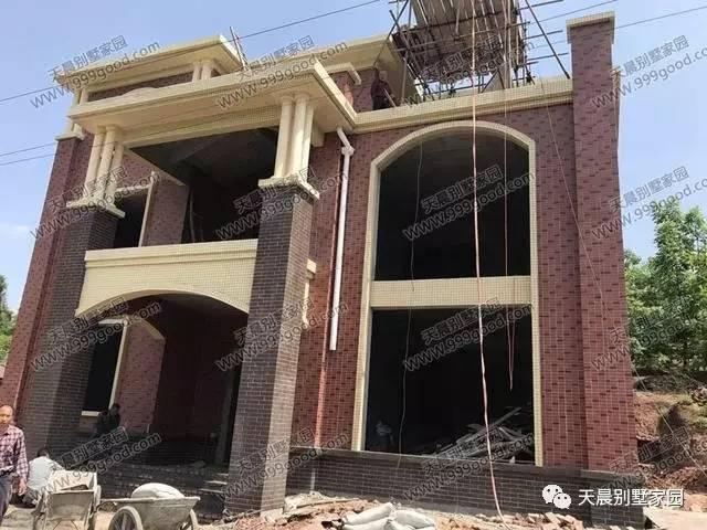 自從蓋了這套歐式別墅設計，親戚鄰居來的就勤了！