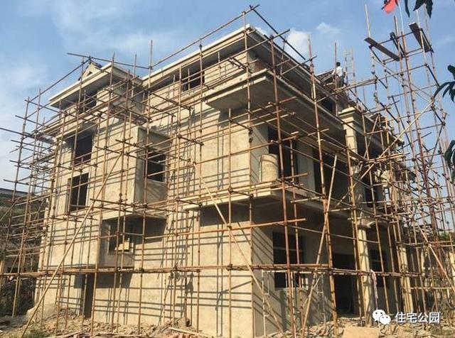 不顧家人阻攔硬是拆掉老宅，自建美式別墅，所有人都羨慕不已！