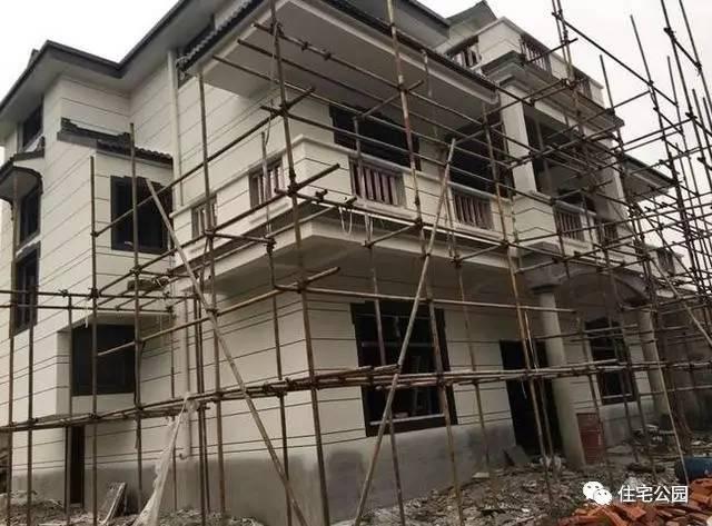 不顧家人阻攔硬是拆掉老宅，自建美式別墅，所有人都羨慕不已！