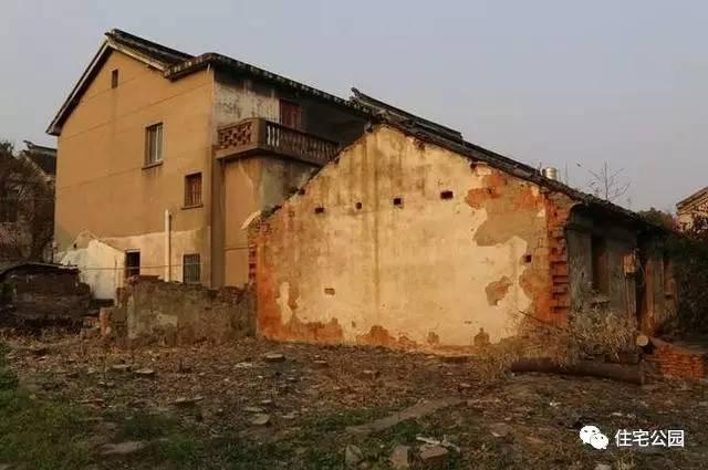 不顧家人阻攔硬是拆掉老宅，自建美式別墅，所有人都羨慕不已！