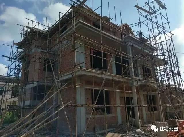 不顧家人阻攔硬是拆掉老宅，自建美式別墅，所有人都羨慕不已！