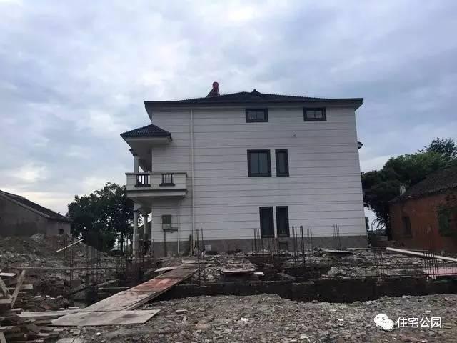 不顧家人阻攔硬是拆掉老宅，自建美式別墅，所有人都羨慕不已！