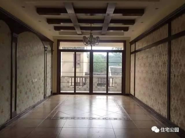 不顧家人阻攔硬是拆掉老宅，自建美式別墅，所有人都羨慕不已！