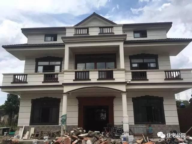 不顧家人阻攔硬是拆掉老宅，自建美式別墅，所有人都羨慕不已！