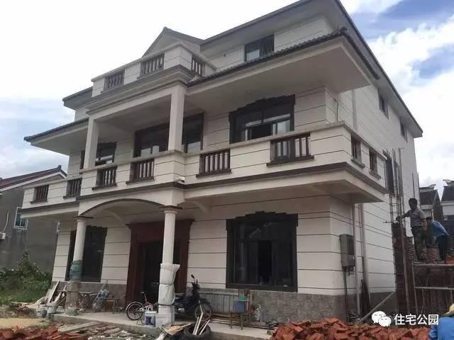 不顧家人阻攔硬是拆掉老宅，自建美式別墅，所有人都羨慕不已！