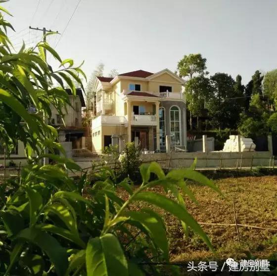 實(shí)拍農(nóng)村三層經(jīng)典別墅實(shí)景圖，美極了