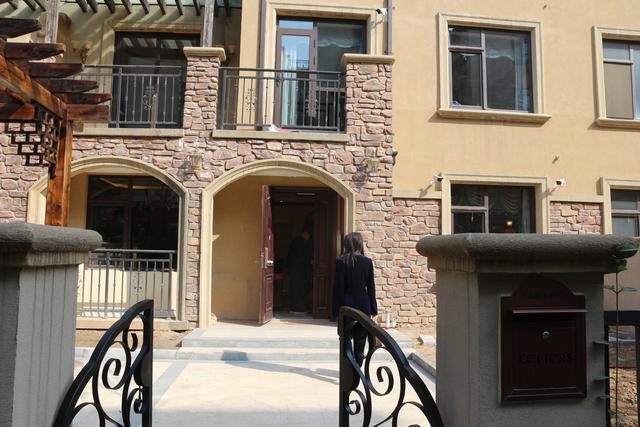 美式別墅豪宅裝修設(shè)計方案圖片，還帶小院子