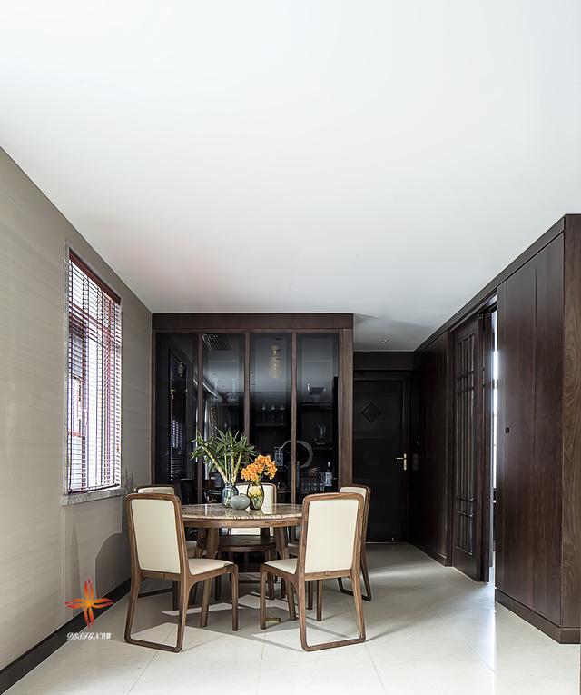 中式與現(xiàn)代結(jié)構(gòu)三層復(fù)式別墅裝修案例實(shí)拍，漂亮