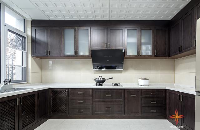 中式與現(xiàn)代結(jié)構(gòu)三層復(fù)式別墅裝修案例實(shí)拍，漂亮