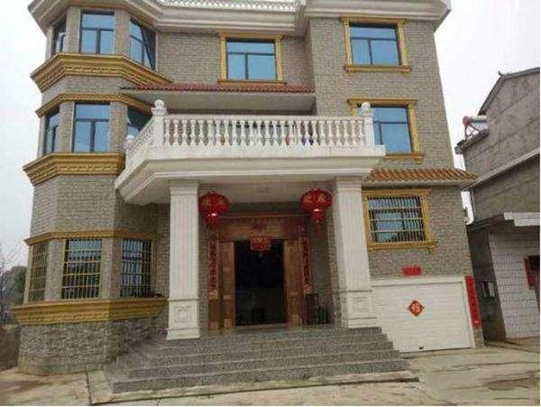農(nóng)村自建造型好看的三層別墅，堪比百萬豪宅，裝修就是不咋地