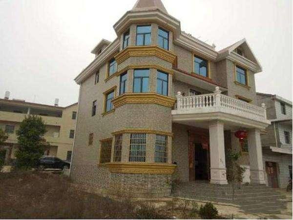 農(nóng)村自建造型好看的三層別墅，堪比百萬豪宅，裝修就是不咋地