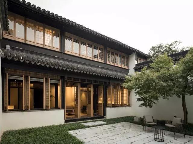 中式帶庭院別墅實(shí)拍，白墻黛瓦，古香古色