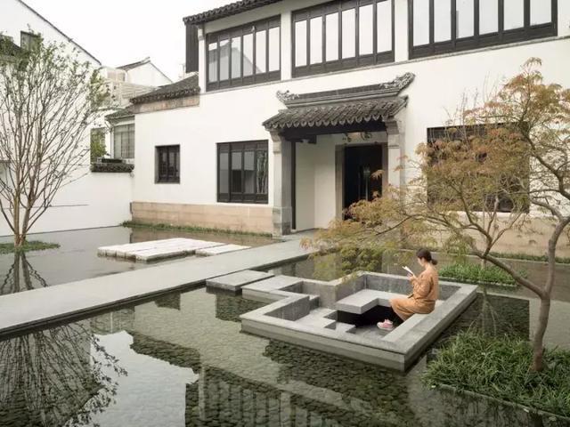 中式帶庭院別墅實(shí)拍，白墻黛瓦，古香古色