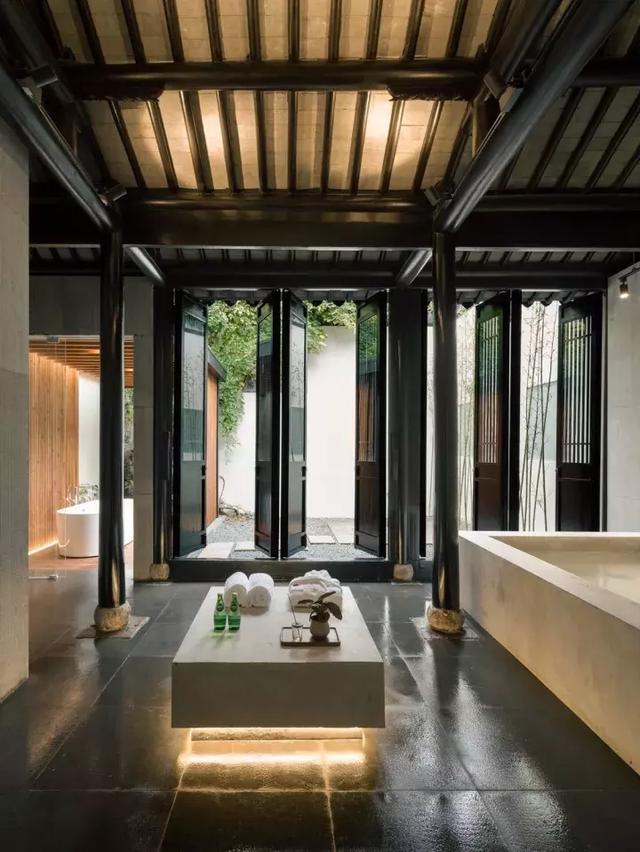 中式帶庭院別墅實(shí)拍，白墻黛瓦，古香古色