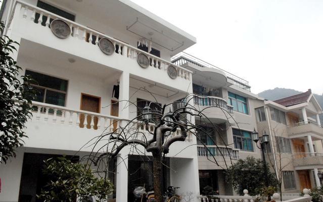 農(nóng)村自建房，包工包料一平方多少錢？說出來嚇?biāo)廊? src="/uploads/allimg/180402/11201063Y-2.jpg" img_width="640" img_height="417" inline="0" style="box-sizing: border-box; -webkit-tap-highlight-color: transparent; border-style: none; max-width: 100%; display: block; margin: 10px auto;" /></p>
<p style="box-sizing: border-box; -webkit-tap-highlight-color: transparent; margin: 16px 0px; padding: 0px; color: rgb(34, 34, 34); font-family: "PingFang SC", "Hiragino Sans GB", "Microsoft YaHei", "WenQuanYi Micro Hei", "Helvetica Neue", Arial, sans-serif; font-size: 16px;">每個地方工價不同，因為各建房地理條件不同，得先了解規(guī)劃建房用地費用，再算上建筑材料費用，當(dāng)?shù)厝斯べM用，當(dāng)?shù)厝斯べM用價格，就知道一個地平方需要多少錢，自建房包工費用也就不相同，大致來講，建一個普通的房子的價格就是這個范圍。</p>
<p style="box-sizing: border-box; -webkit-tap-highlight-color: transparent; margin: 16px 0px; padding: 0px; color: rgb(34, 34, 34); font-family: "PingFang SC", "Hiragino Sans GB", "Microsoft YaHei", "WenQuanYi Micro Hei", "Helvetica Neue", Arial, sans-serif; font-size: 16px;"><img alt=