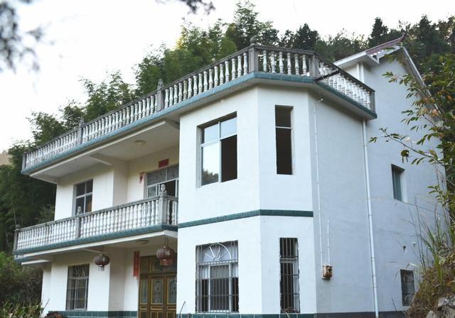 農(nóng)村自建房，包工包料一平方多少錢？說出來嚇?biāo)廊? src="/uploads/allimg/180402/1120104P5-0.jpg" img_width="599" img_height="367" inline="0" style="box-sizing: border-box; -webkit-tap-highlight-color: transparent; border-style: none; max-width: 100%; display: block; margin: 10px auto;" /></p>
<p style="box-sizing: border-box; -webkit-tap-highlight-color: transparent; margin: 16px 0px; padding: 0px; color: rgb(34, 34, 34); font-family: "PingFang SC", "Hiragino Sans GB", "Microsoft YaHei", "WenQuanYi Micro Hei", "Helvetica Neue", Arial, sans-serif; font-size: 16px;">那么現(xiàn)在自建房包工多少錢一個平方？經(jīng)過小編一番了解，因為自建樓房的各項成本都貴了，就比如農(nóng)村自建房蓋一層100平方米的房子，只包工大概130至150元，現(xiàn)在包工漲到250元每一個平方，100平方的包工就是25000元了?，F(xiàn)在材料都很貴，紅磚需要6毛錢一個，鋼筋5000元一噸。</p>
<p style="box-sizing: border-box; -webkit-tap-highlight-color: transparent; margin: 16px 0px; padding: 0px; color: rgb(34, 34, 34); font-family: "PingFang SC", "Hiragino Sans GB", "Microsoft YaHei", "WenQuanYi Micro Hei", "Helvetica Neue", Arial, sans-serif; font-size: 16px;"><img alt=