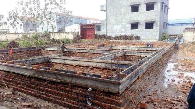 農(nóng)村蓋房子挖地基怎么打結(jié)實？看完你就明白了