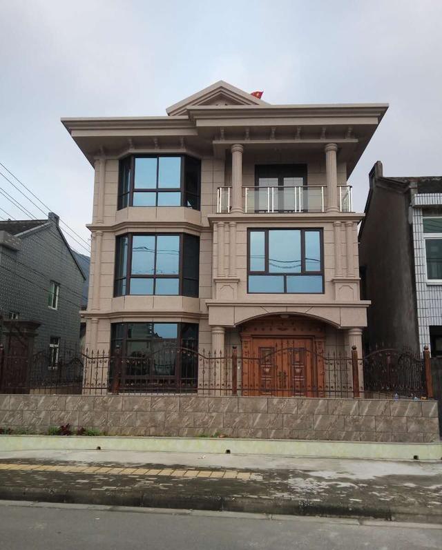 在農村自建三層別墅，簡歐造型能值多少錢！含圖紙