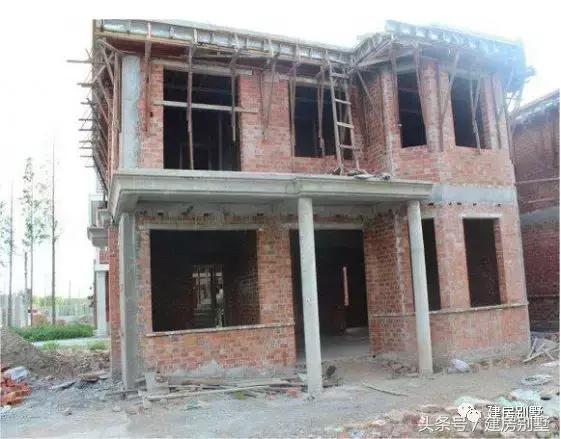 在鄉(xiāng)村20萬就能建起來的二層歐式小別墅，附方案圖和施工過程