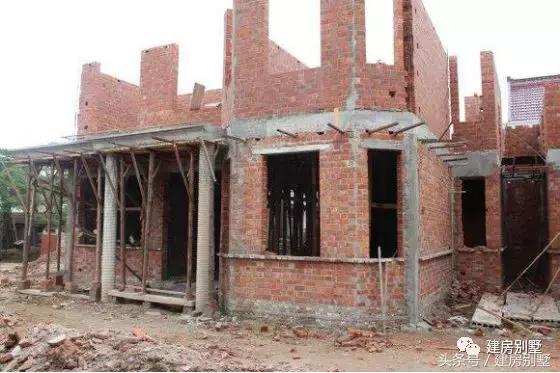 在鄉(xiāng)村20萬就能建起來的二層歐式小別墅，附方案圖和施工過程