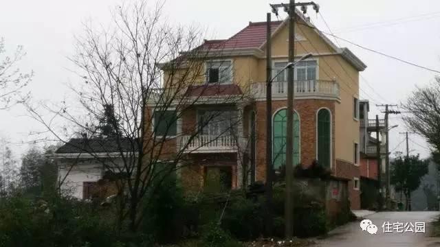 江西網(wǎng)友65萬建別墅，內(nèi)部設(shè)計(jì)美，外有小溪環(huán)繞！