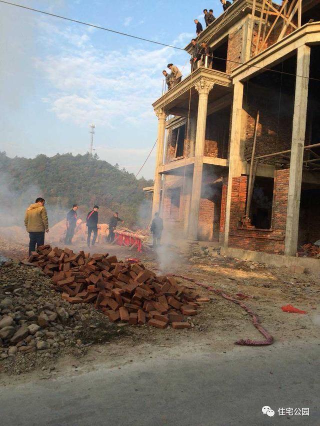 江西網(wǎng)友65萬建別墅，內(nèi)部設(shè)計(jì)美，外有小溪環(huán)繞！