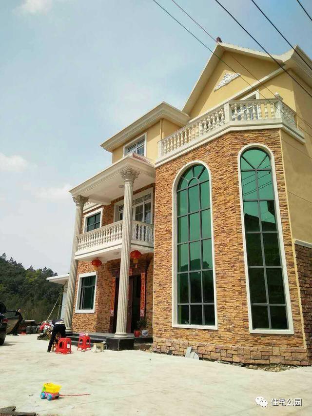 江西網(wǎng)友65萬建別墅，內(nèi)部設(shè)計(jì)美，外有小溪環(huán)繞！