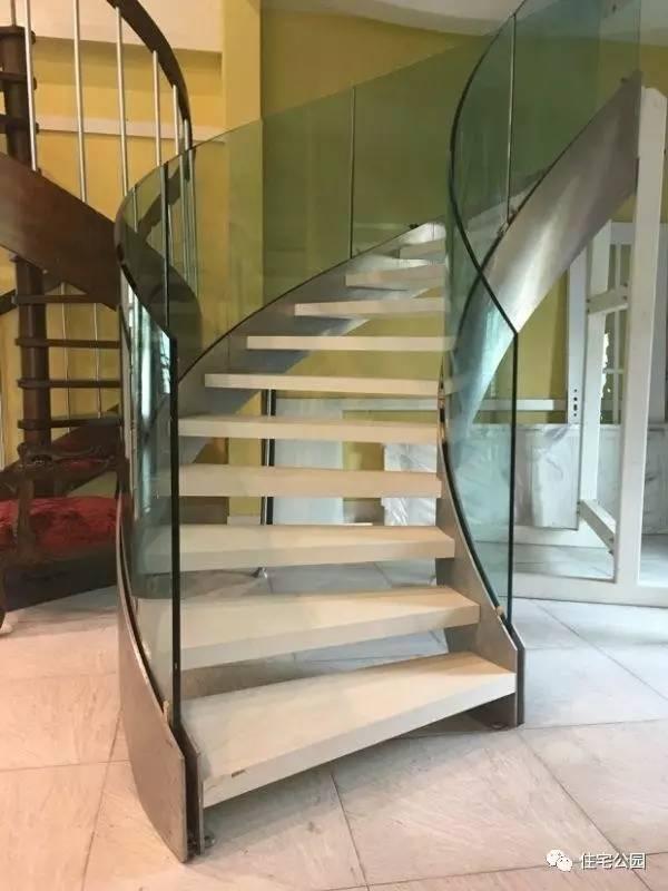 花大價蓋好的別墅，不配一個華麗的樓梯可怎么行！12款樓梯推薦