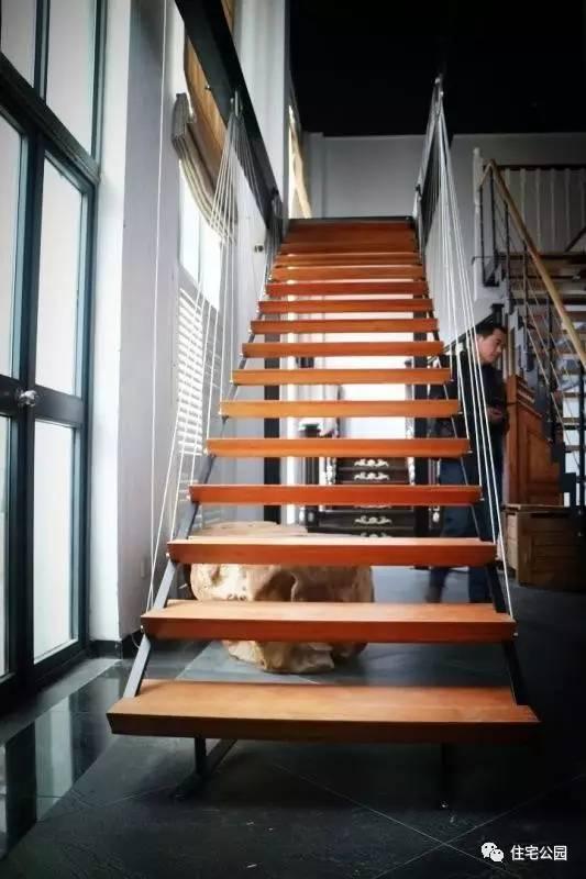 花大價蓋好的別墅，不配一個華麗的樓梯可怎么行！12款樓梯推薦