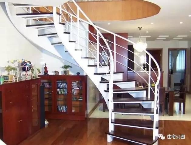 花大價蓋好的別墅，不配一個華麗的樓梯可怎么行！12款樓梯推薦