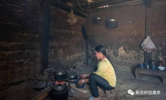 父愛如山，老鐵匠打鐵30年給兒子建別墅，自己卻舍不得住