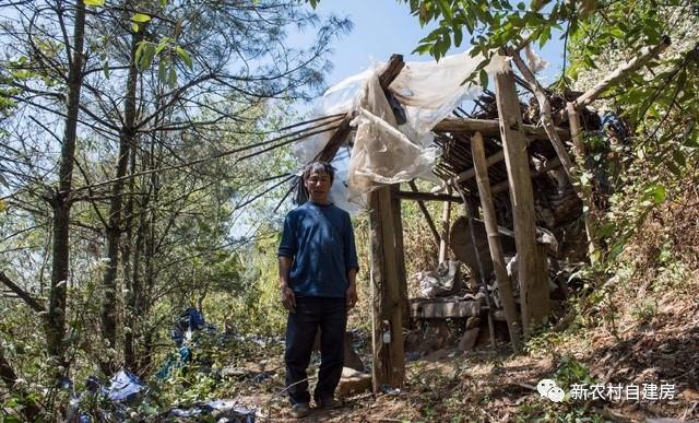 父愛如山，老鐵匠打鐵30年給兒子建別墅，自己卻舍不得住