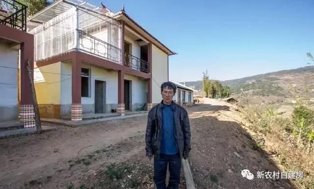 父愛如山，老鐵匠打鐵30年給兒子建別墅，自己卻舍不得住