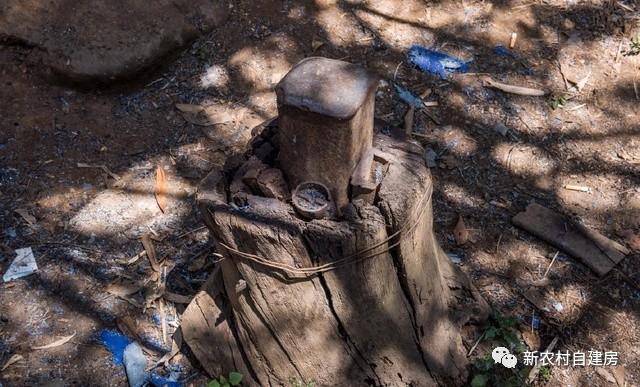 父愛如山，老鐵匠打鐵30年給兒子建別墅，自己卻舍不得住