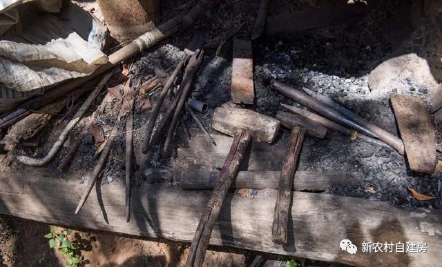 父愛如山，老鐵匠打鐵30年給兒子建別墅，自己卻舍不得住