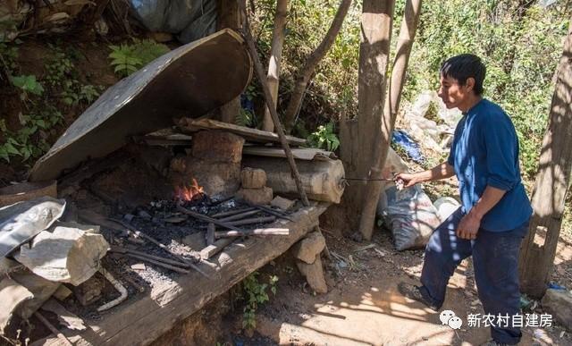 父愛如山，老鐵匠打鐵30年給兒子建別墅，自己卻舍不得住