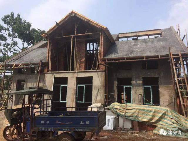 湖南寧鄉(xiāng)網(wǎng)友自建二層歐式別墅，文化石墻耐人尋味