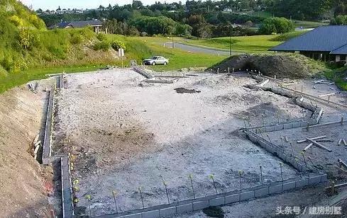 實(shí)拍華人夫妻新西蘭自建房全過程，有山有水有鄰家女孩