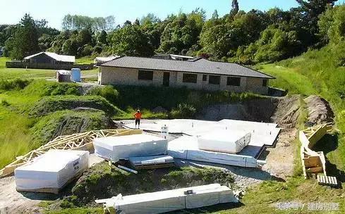 實(shí)拍華人夫妻新西蘭自建房全過程，有山有水有鄰家女孩