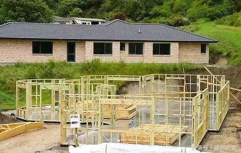 實(shí)拍華人夫妻新西蘭自建房全過程，有山有水有鄰家女孩