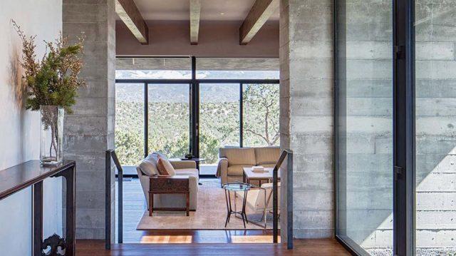 一層現(xiàn)代風格山間別墅，兩面混凝土墻壁打開整個建筑空間