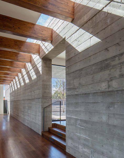 一層現(xiàn)代風格山間別墅，兩面混凝土墻壁打開整個建筑空間