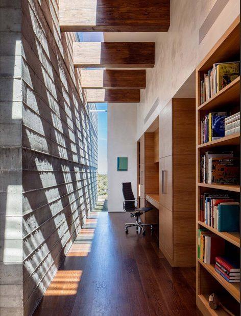 一層現(xiàn)代風格山間別墅，兩面混凝土墻壁打開整個建筑空間