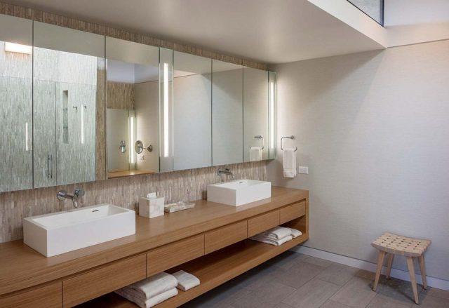 一層現(xiàn)代風格山間別墅，兩面混凝土墻壁打開整個建筑空間