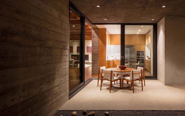 一層現(xiàn)代風格山間別墅，兩面混凝土墻壁打開整個建筑空間